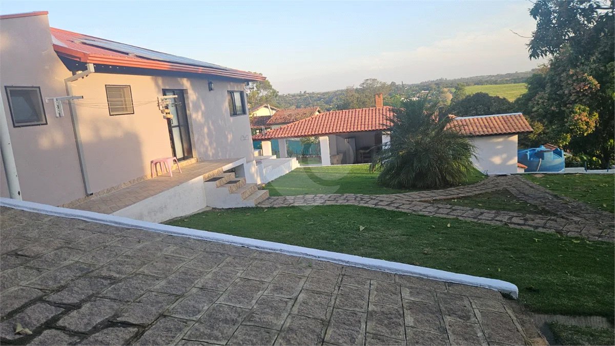 Indaiatuba- condominio Vale das Laranjeiras - Itaici - Terreno 3040,00 ms- construida 220ms - 3 dormitórios, sendo 2 suítes e uma suíte master com closet, além de uma sala ampla com 3 ambientes, Cozinha planejada,, campo de futebol/vôlei, Area de lazer com piscina, espaço gourmet com churrasque