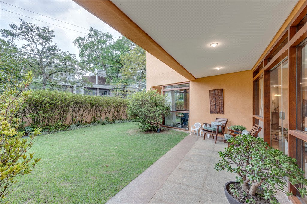 Casa à venda com 5 quartos, sendo 4 suítes, em Alto da Boa Vista, São Paulo, SP