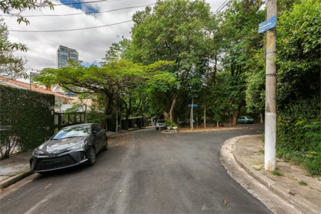 Sobrado à venda com 4 quartos, sendo 2 suítes,  em Vila Madalena, São Paulo, SP
