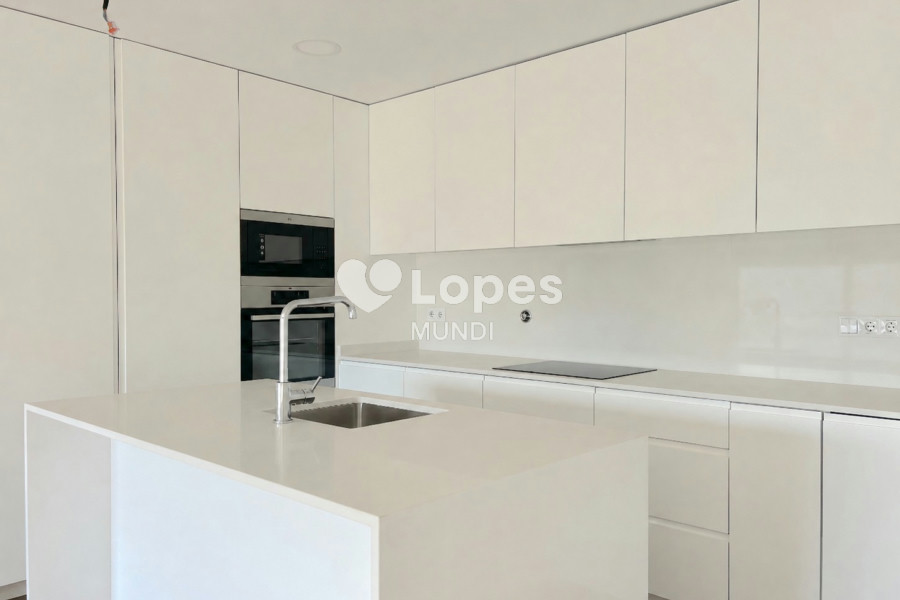 Apartamento T3 à venda em Águas Santas, Maia, Portugal – Varanda e garagem