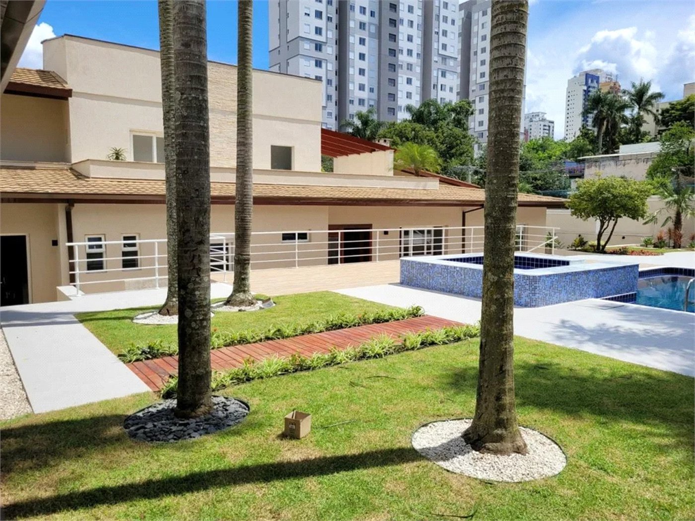 Casa à venda com 5 suítes em Paraisópolis, São Paulo, SP