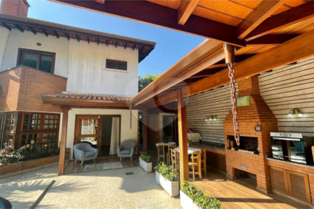 Casa à venda com 4 quartos, sendo 2 suítes, no condomínio Residencial Ypê Branco II, São Paulo - SP