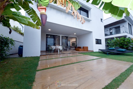 Indaiatuba - SP - Condomínio Helvetia Park - 490 m² Terreno - Sobrado com 307 m² de Área Construída - Escritório com móveis planejados - Sala de estar e jantar ampla e integradas - Cozinha planejada completa, com eletrodomésticos (cooktop, forno, coifa, geladeira, microondas) - Lavanderia