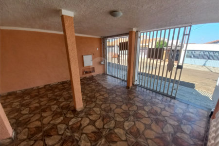 Casa térrea com 2 dormitórios.