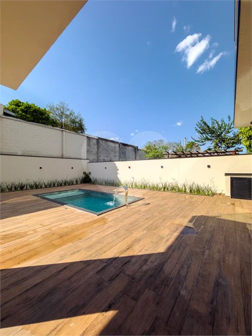 Indaiatuba - Condomínio Milano - Sobrado - 350 m² de terreno - 240 m² de área construída - 4 vagas de garagem, sendo 2 cobertas - Salas de estar e jantar integradas - 3 suítes com closet e varanda no pavimento superior - Escritório no térreo - Espaço gourmet com churrasqueira - Banheiro externo