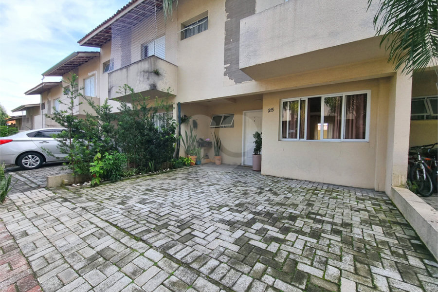 Casa à venda com 3 quartos, sendo 1 suíte, no condomínio Village St. Louis, São Paulo - SP