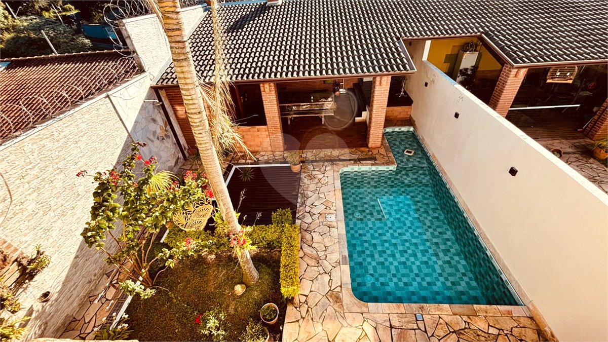 Sobrado à venda com 3 quartos, sendo 1 suíte, em Chácara Recanto Verde, Cotia, SP