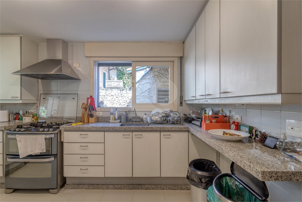 Casa à venda com 6 quartos, sendo 2 suítes, no condomínio Chácara Flora, São Paulo - SP