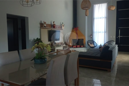 Casa à venda com 3 quartos, sendo 1 suíte,  no condomínio Village da Serra, Araçoiaba da Serra - SP