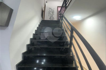 Sobrado à venda com 3 quartos, sendo 1 suíte,  em Vila Marari, São Paulo, SP