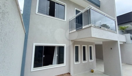 Casa à venda com 3 quartos, sendo 1 suíte, no condomínio Fazenda Cantagalo, Rio de Janeiro - RJ