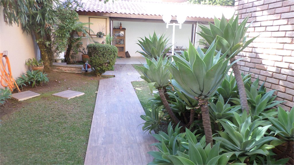 Sobrado à venda com 4 suítes em Recanto Impla, Carapicuíba, SP