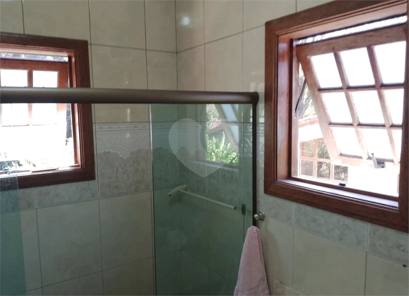 Casa à venda com 4 quartos, sendo 1 suíte, no condomínio Quinta da Cachoeira, Embu das Artes - SP