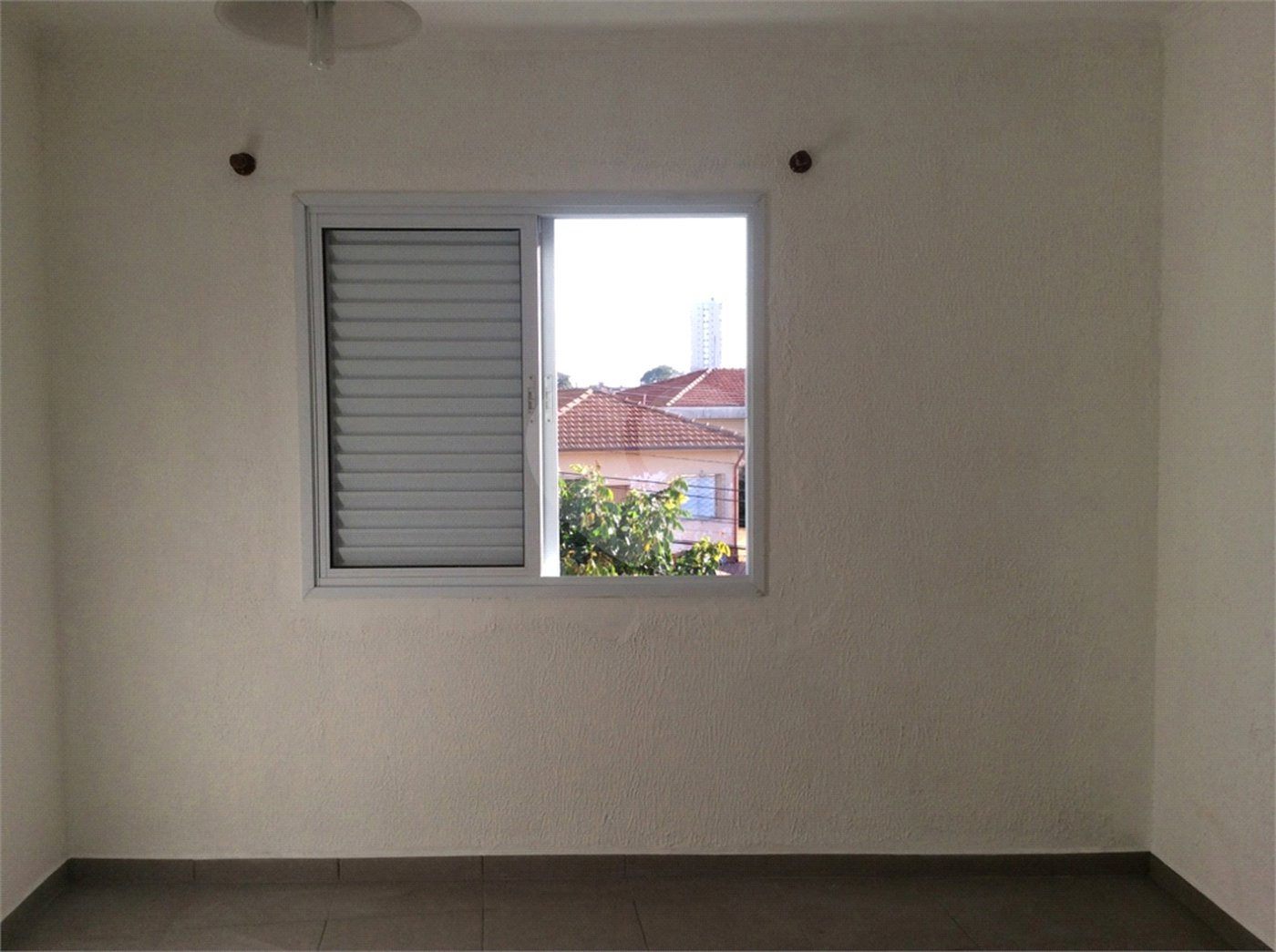 Casa à venda com 4 quartos, sendo 1 suíte, no condomínio Conselheiro Moreira de Barros, São Paulo - SP