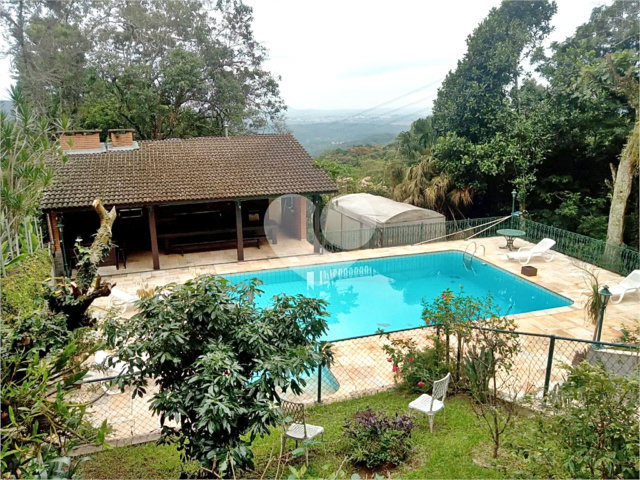Casa à venda com 5 quartos, sendo 4 suítes,  em Roseira, Mairiporã, SP