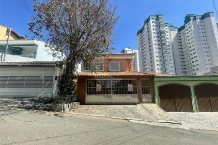 Sobrado à venda com 4 quartos, sendo 1 suíte, em Vila Gilda, Santo André, SP