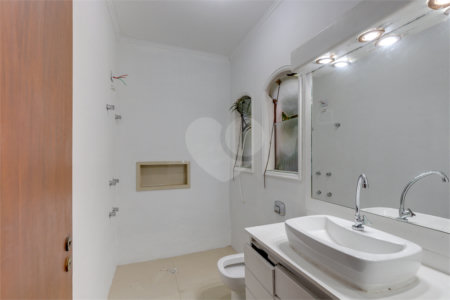 Sobrado à venda com 4 quartos, sendo 2 suítes, em Brooklin, São Paulo, SP