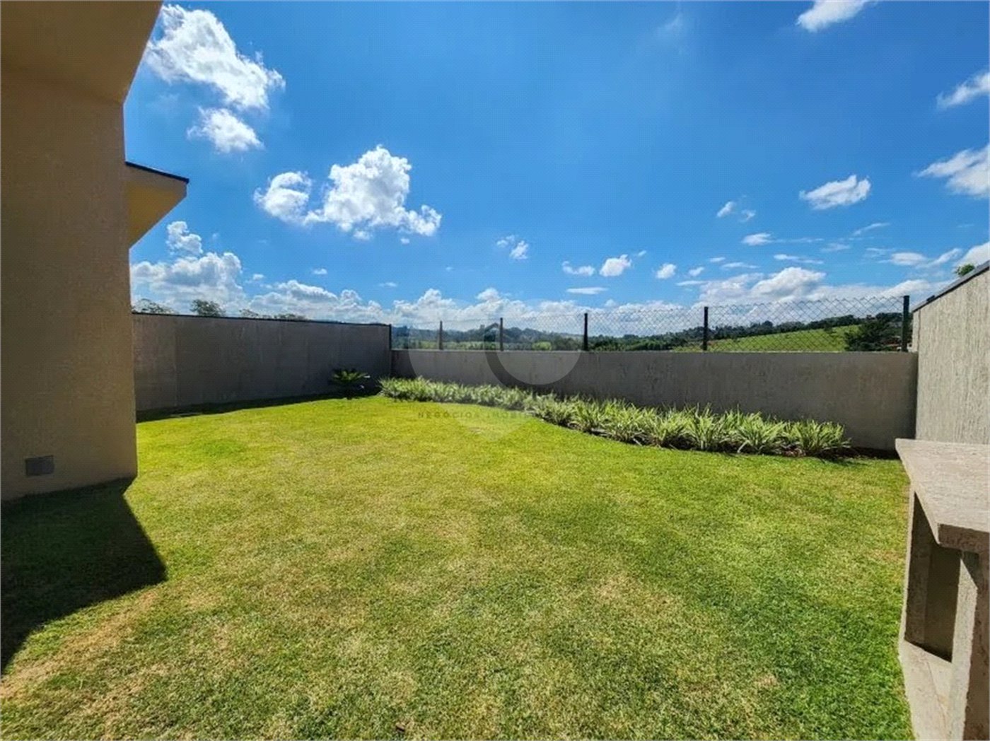 Casa à venda com 3 quartos, sendo 1 suíte, no condomínio Residencial Consoli, Atibaia - SP