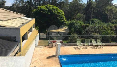 Casa à venda com 4 quartos, sendo 3 suítes, no condomínio Serra da Estrela, Atibaia - SP