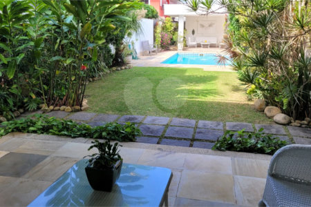 Casa à venda com 4 quartos, sendo 2 suítes, no condomínio Crystal Lake, Rio de Janeiro - RJ