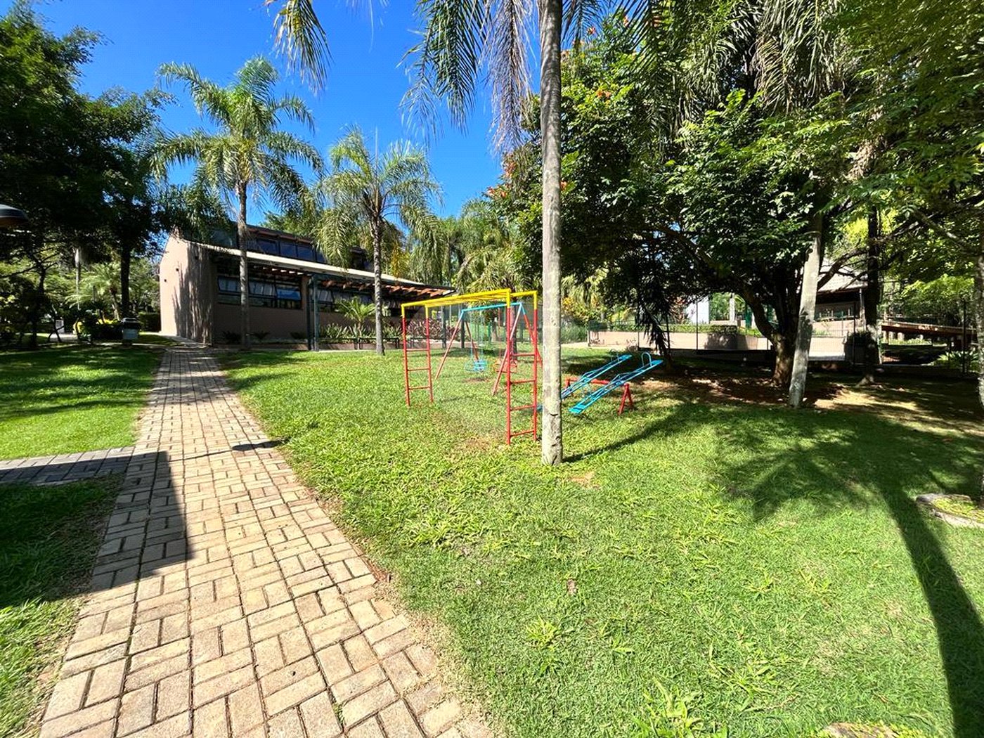 Casa à venda com 5 quartos, sendo 3 suítes, no condomínio Santa Teresa 1, Vinhedo - SP