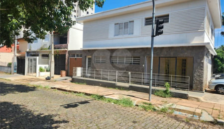 Sobrado à venda com 4 quartos, sendo 1 suíte,  no Centro, Araraquara, SP