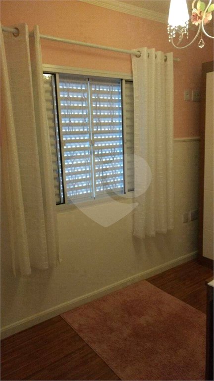 Sobrado à venda com 3 quartos no Centro, Poá, SP