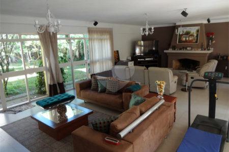 Casa à venda com 5 quartos, sendo 2 suítes,  em Vila Oliveira, Mogi das Cruzes, SP
