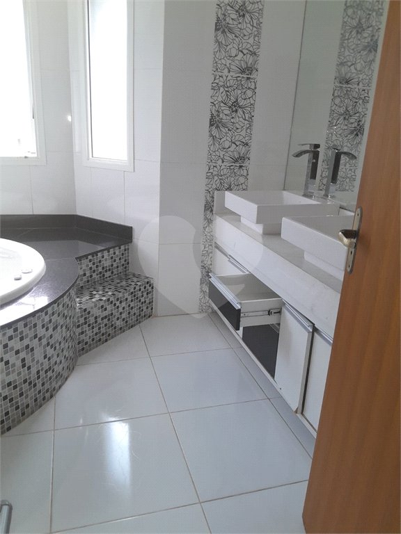 Casa à venda ou para alugar com 4 suítes em Chácaras São Carlos, Cotia, SP