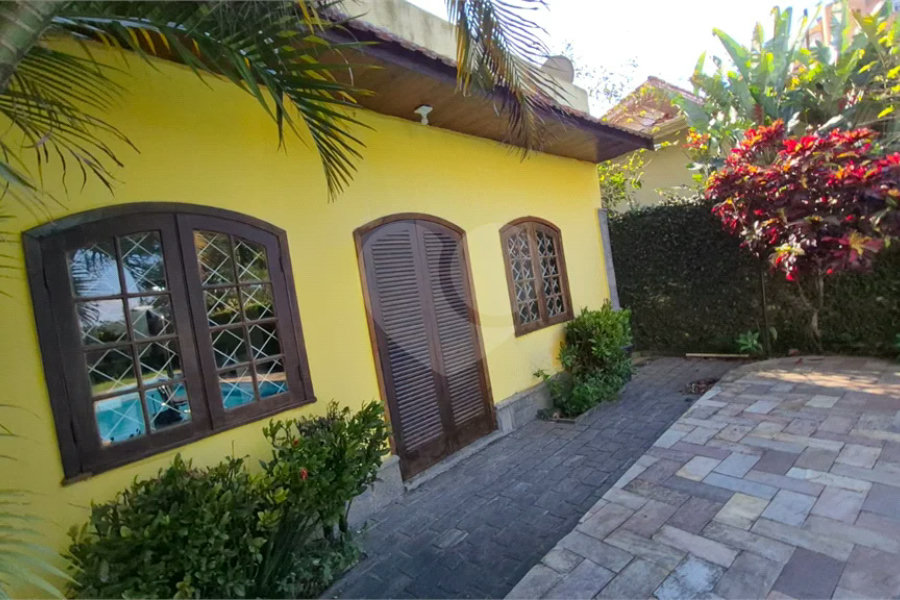 Casa com Piscina, Sauna e Edícula em Rua Arborizada no Tremembé