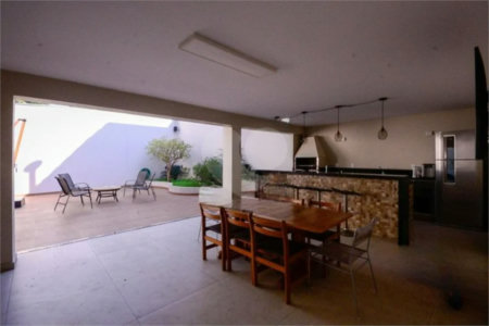Casa com 4 Dormitórios sendo 1 suíte, com 3 Vagas