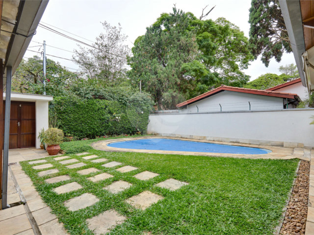 Sobrado à venda com 4 quartos, sendo 1 suíte,  em Granja Julieta, São Paulo, SP