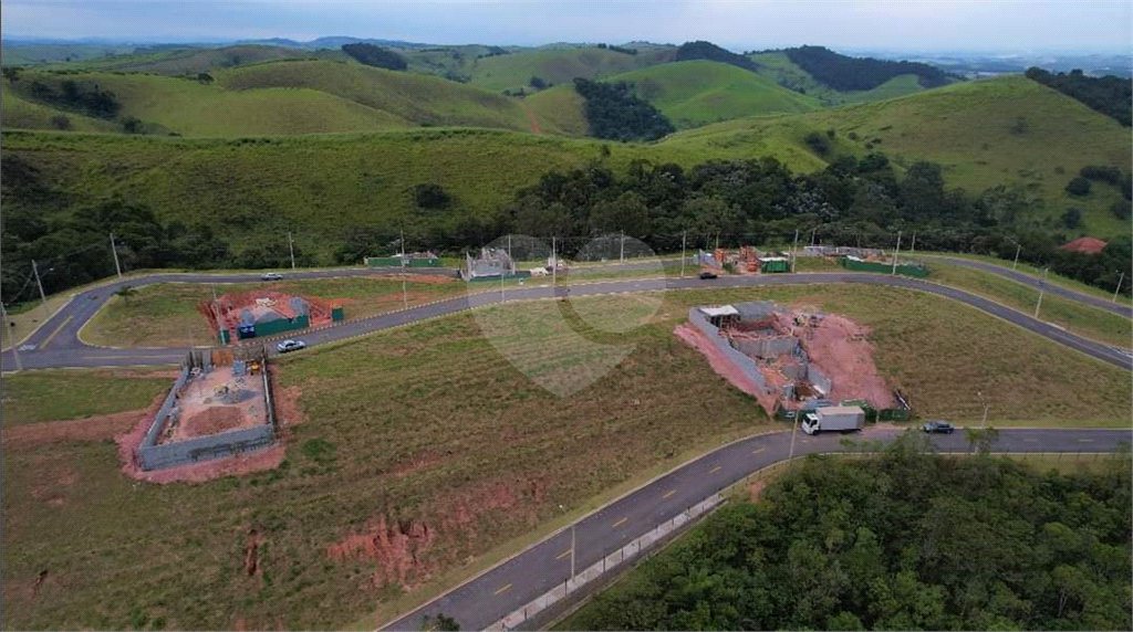 Casa à venda com 3 quartos, sendo 1 suíte,  no condomínio Residencial Club Entresseras, Santa Isabel - SP