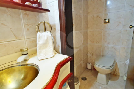 Sobrado à venda com 4 quartos, sendo 3 suítes, em Vila Paulicéia, São Paulo, SP