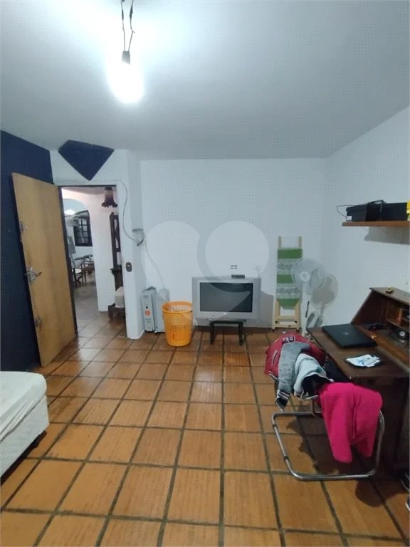 Casa à venda na Vila Mariana de 300 metros quadrados, com 3 dormitórios, 1 suíte e 2 vagas.