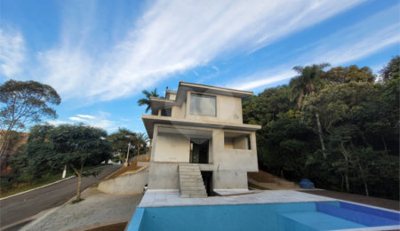 Casa à venda com 6 quartos, sendo 4 suítes,  no condomínio Suíça da Cantareira, Mairiporã - SP