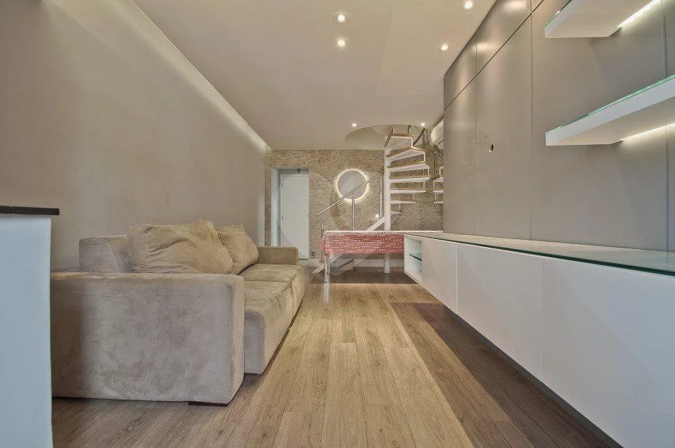 Linda cobertura Duplex om 3 dormitórios, sendo uma suíte com armários e ar condicionado e 2 vagas .