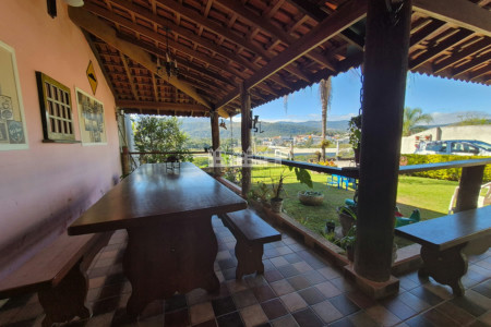 Chácara à venda ou locação no Jardim Estância Brasil – Atibaia/SP, com vista para a Pedra Grande
