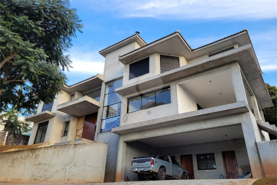 Casa à venda com 6 quartos, sendo 4 suítes, no condomínio Suíça da Cantareira, Mairiporã - SP