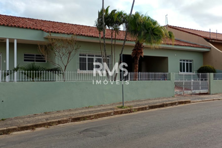 Casa à venda ou para alugar com 3 quartos, sendo 1 suíte,  no Centro, Angatuba, SP