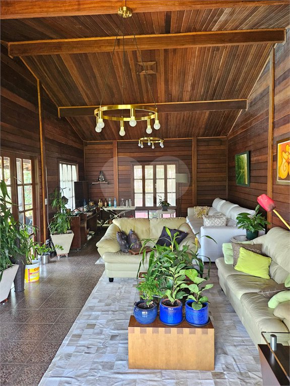 Casa à venda com 4 quartos, sendo 3 suítes, no condomínio Residncial Euroville, Carapicuíba - SP