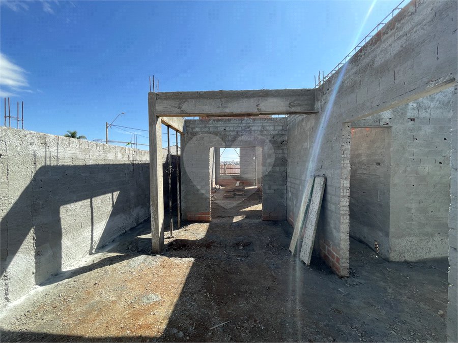 Casa à venda com 3 quartos, sendo 1 suíte, no condomínio Tivolli Residencial, Itapetininga - SP