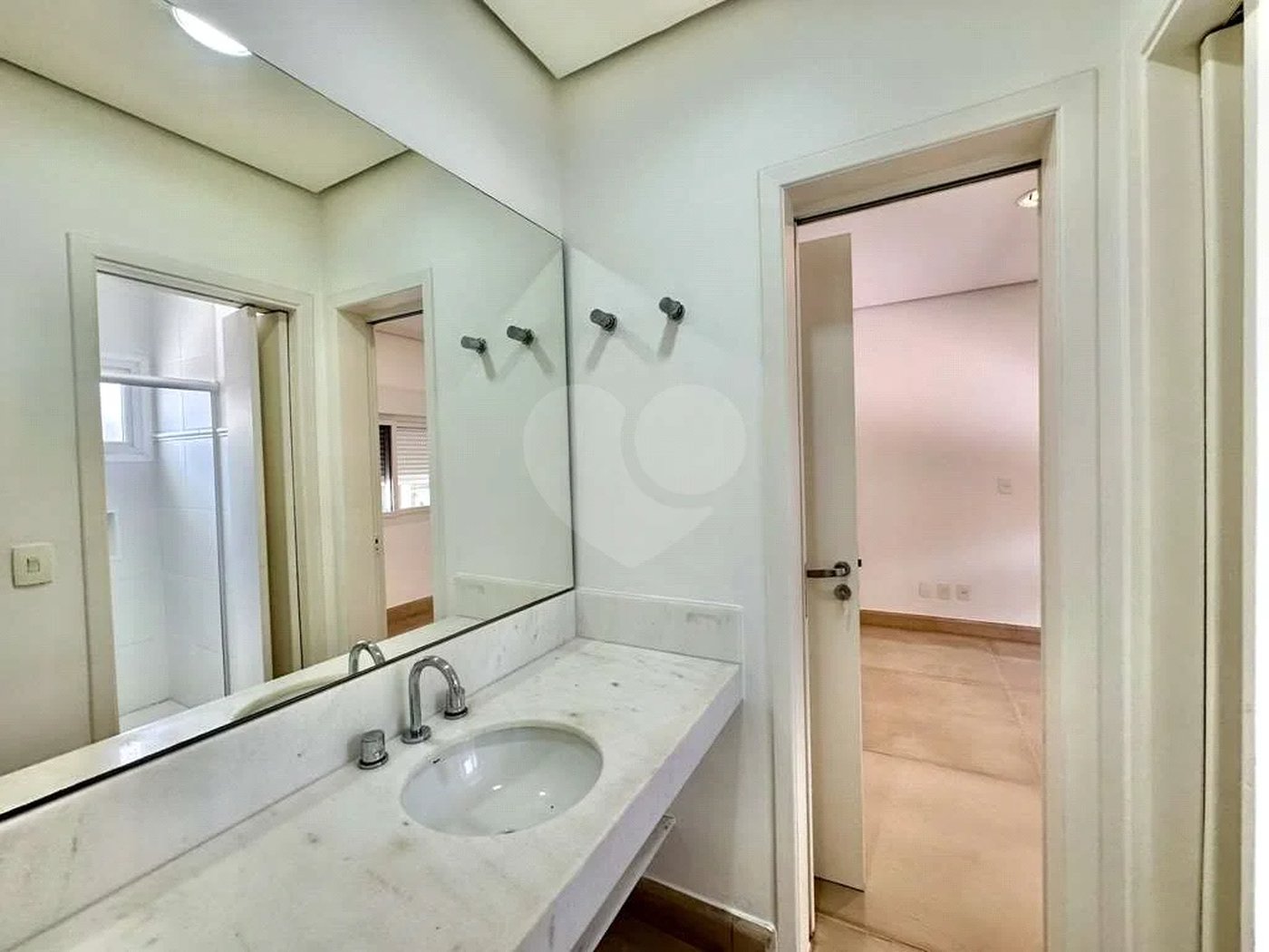 Casa em condomínio Impecável, 4 dorms / 2 suítes, varanda gourmet, piscina, 3 lareiras