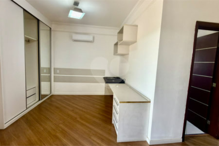 Casa à venda com 4 suítes no condomínio Parque Village Castelo, Itu - SP