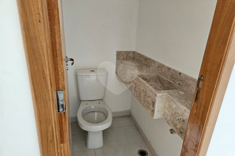 Sobrado à venda com 3 quartos, sendo 1 suíte, em Vila Romero, São Paulo, SP