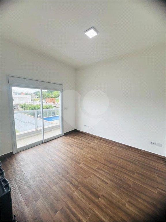 Casa à venda com 3 quartos, sendo 1 suíte, no condomínio Figueira Garden, Atibaia - SP