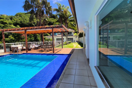 Casa à venda com 6 quartos, sendo 4 suítes, em Ferradura, Armação dos Búzios, RJ