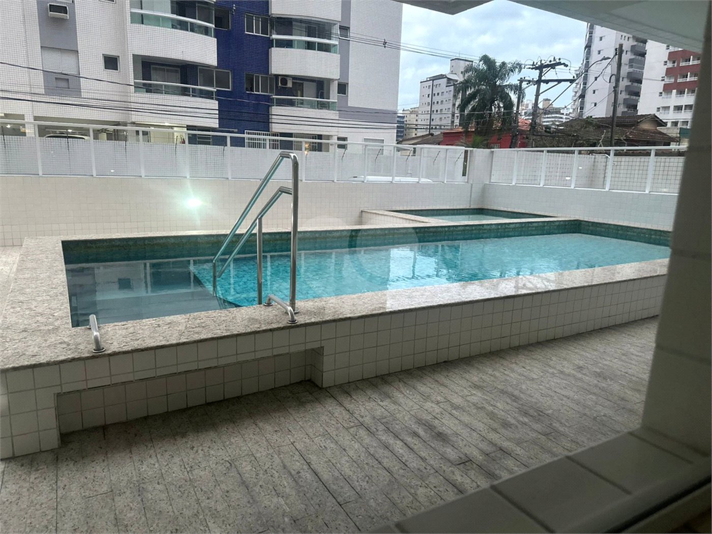 Apartamento à venda ou para alugar com 2 quartos, sendo 1 suíte,  em Guilhermina, Praia Grande, SP