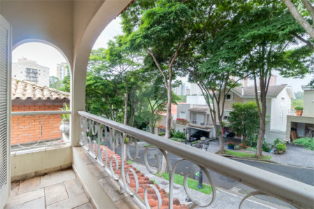 Casa à venda com 4 quartos, sendo 2 suítes,  no condomínio Vila das Flores, São Paulo - SP