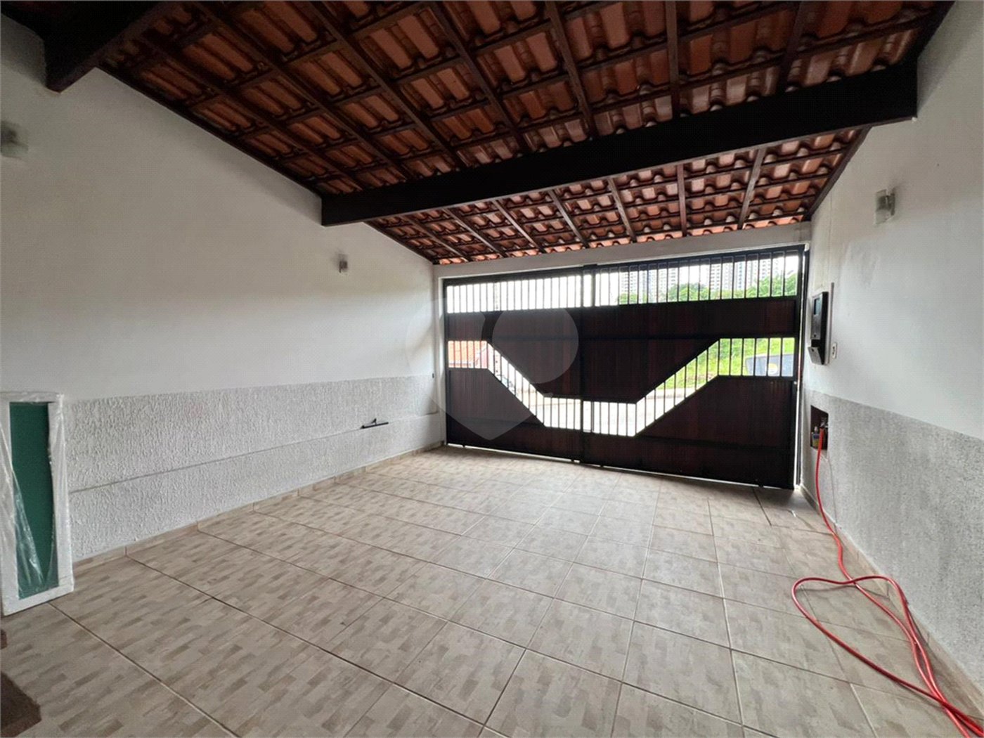 Sobrado à venda com 3 quartos, sendo 1 suíte, em Lopes de Oliveira, Sorocaba, SP